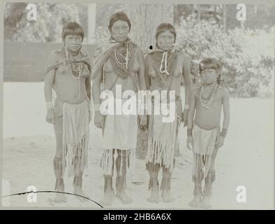 Caraibi Surinamesi, indiani (titolo sull'oggetto), quattro donne caraibiche del torrente Casipoyer posano nel giardino della casa Gouvernement a Paramaribo. Parte dell'album fotografico della famiglia Doijer, souvenir de Voyage (parte 3), in e intorno alla piantagione ma Retraite in Suriname negli anni 1906-1913., Julius Muller, Suriname, 1885 - 1895, supporto fotografico, altezza 178 mm x larghezza 238 mm Foto Stock