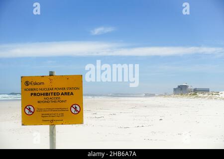 'Zona proibita' sulla spiaggia di sabbia vicino alla centrale nucleare Koeberg di Eskom, Sudafrica Foto Stock