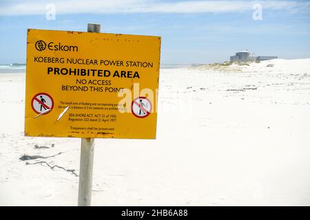 'Zona proibita' sulla spiaggia di sabbia vicino alla centrale nucleare Koeberg di Eskom, Sudafrica Foto Stock