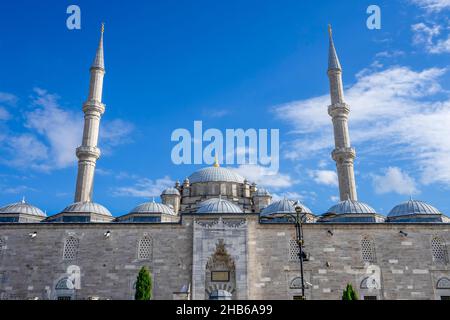 Vista frontale della Moschea Fatih (Conqueror) in una giornata di sole ad Istanbul. La moschea Fatih è una moschea ottomana situata nel distretto di Fatih, in Turchia. Foto Stock