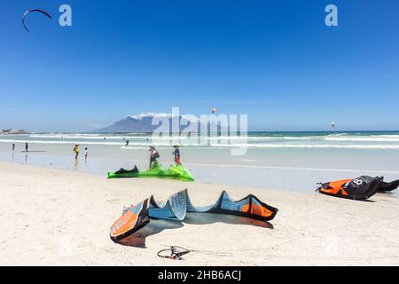 Aquiloni di kitesurfers che competono al re di Red Bull dell'aria 2021 a Blouberg, Città del Capo, Sudafrica Foto Stock
