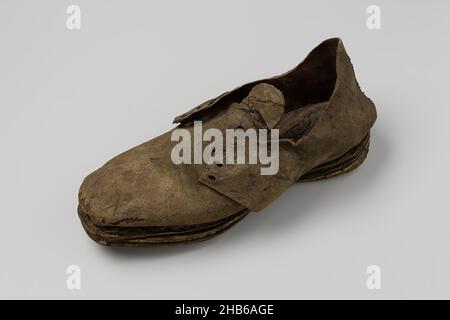 Scarpa in pelle, scarpa in pelle, pizzo mancante., anonimo, c.. 1400 - c. 1950, pelle, lunghezza 25 cm x larghezza 12 cm x altezza 9 cm Foto Stock