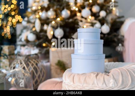 Pila di scatole regalo blu rotonde con decorazioni natalizie Foto Stock