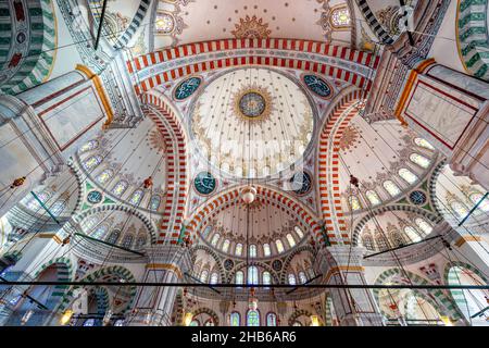 Vista della cupola all'interno della Moschea Fatih a Istanbul, Turchia. Foto Stock