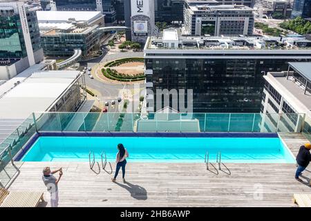 Piscina in cima allo skyline di Città del Capo nel 2021 Foto Stock