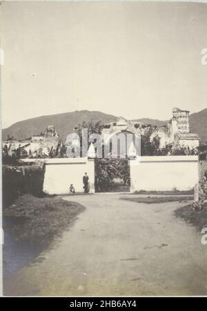 Rovine di Antigua Guatemala, rovine di Antigua Guatemala, settembre 1912. La città fu distrutta da un terremoto nel 1773. Parte dell'album fotografico della famiglia Boom-Gongrijp in Suriname e Curao., Andries Augustus Boom, Anonymous, Guatemala, Sep-1912, supporto fotografico, altezza 123 mm x larghezza 86 mm Foto Stock