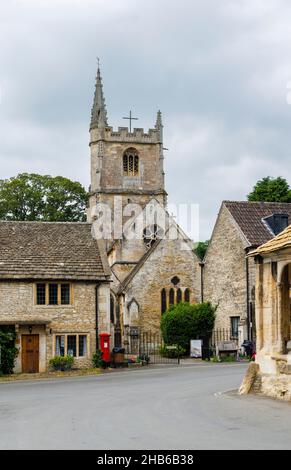 St Andrew's Church from the Market Cross, Castle Combe, un pittoresco villaggio nella Cotswolds Area of Natural Beauty, Wiltshire, Inghilterra sud-occidentale Foto Stock