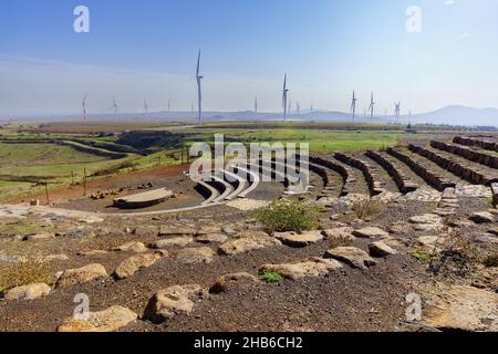 Vista dell'area con posti a sedere nel sito storico della battaglia di Oz 77 (guerra del 1973) e del paesaggio delle turbine eoliche. Le alture del Golan, Israele settentrionale Foto Stock