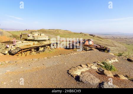 Vista di vecchi carri armati nel sito del patrimonio di battaglia di Oz 77 (guerra del 1973) e il paesaggio della Valle delle lacrime (Emek HaBacha). Le alture del Golan, Israele settentrionale Foto Stock