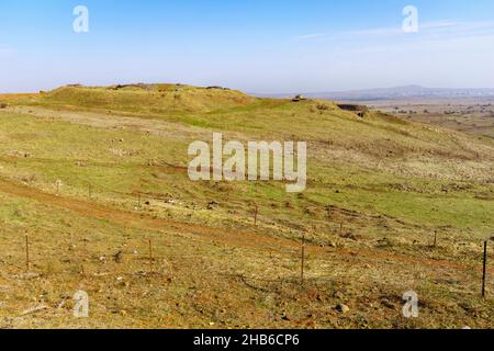 Vista di vecchi carri armati nel sito del patrimonio di battaglia di Oz 77 (guerra del 1973) e il paesaggio della Valle delle lacrime (Emek HaBacha). Le alture del Golan, Israele settentrionale Foto Stock