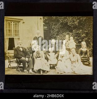 Ritratto gruppo Fotografia tre generazioni prospera classe media vittoriana Edwardian famiglia, Inghilterra, c 1900 Foto Stock