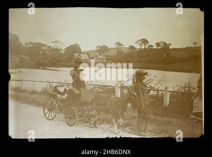 Slide della lanterna magica c 1900-1910 di bambini con un carrello tirato lungo da una capra Foto Stock