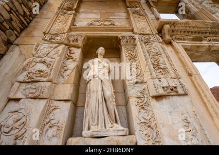 Statua greca di Sophia (Sapienza) nella storica città antica di Efeso. Foto Stock