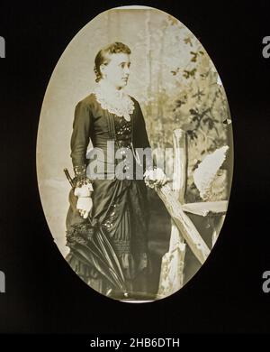 Slide lanterna magica c 1900-1910 ritratto di giovane donna in piedi guardando di lato Foto Stock