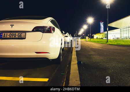 Kutaisi, Georgia - automobili elettriche Tesla utilizzate per il servizio taxi dall'aeroporto al trasferimento in città Foto Stock