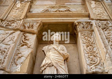 Statua di Sophia (Sapienza) nella storica città antica di Efeso. Foto Stock