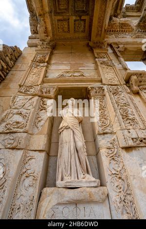 Statua di Sophia (Sapienza) nella storica città antica di Efeso. Foto Stock