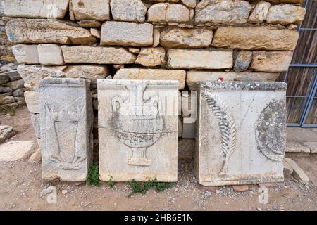 Vista delle sculture in pietra nel sito antico di Efeso a Selcuk in Turchia. Foto Stock