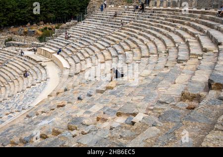 Vista dell'Anfiteatro nella Città Antica di Efeso. Efeso era una città nel sud-ovest dell'odierna Selcuk nella provincia di Izmir, in Turchia. Foto Stock