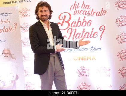 Alessandro Siani posa durante una sessione fotografica per il film di Natale 'Chi ha incastrato Babbo Natale?' A Napoli Foto Stock