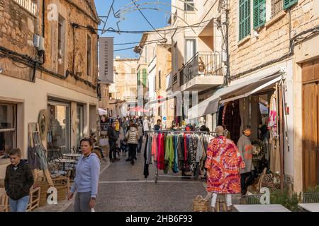 Santanyi, Spagna; dicembre 11 2021: Mercato settimanale di strada nella città di Mallorcan di Santanyi, durante la stagione invernale di Natale. Bancarelle di artigianato Foto Stock