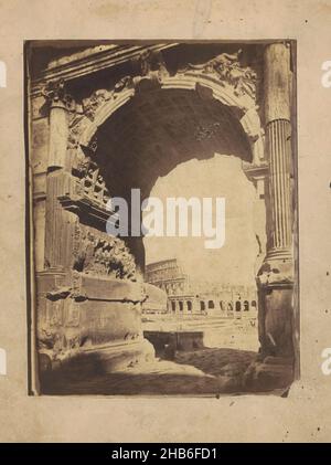 Arco di Tito sul Foro Romano di Roma, con il Colosseo sullo sfondo, Gustave Eugène Chauffourier (attribuito a), Foro Romano, c.. 1875 - c. 1900, supporto fotografico, stampa albume, altezza 238 mm x larghezza 183 mm Foto Stock