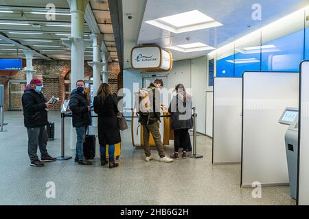 St Pancras, Londra, Regno Unito. 17 dicembre 2021. I passeggeri che fanno la fila al terminal Eurostar di Saint Pancras International mentre si dirigono verso la Francia prima della scadenza di sabato 18 dicembre, dopo che il governo francese ha imposto ristrutturazioni di viaggio da e verso la francia a causa dell'aumento dei casi omicron nel Regno Unito. Credit: amer Ghazzal/Alamy Live News Foto Stock