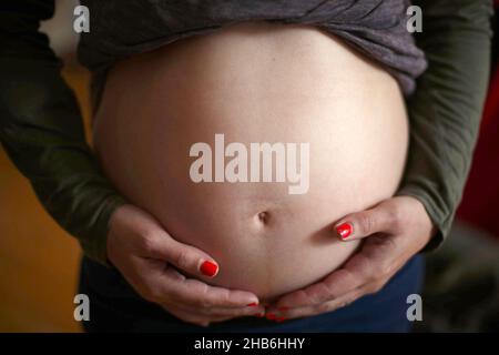 Foto di archivio datata 16/09/21 di una donna incinta. Il governo gallese ha dichiarato che ora sta dando priorità alle donne incinte per il jab di richiamo dopo che il comitato congiunto per la vaccinazione e l'immunizzazione (JCVI) ha suggerito che dovrebbero essere considerate un gruppo a rischio. Data di emissione: Venerdì 17 dicembre 2021. Foto Stock