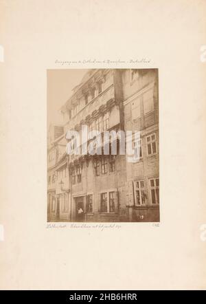 Casa a graticcio a Halberstadt, Halberstadt. Edificio a graticcio con l'anno 1542. (Titolo su oggetto), anonimo, Halberstadt, c.. 1875 - c. 1900, cartone, stampa albume, altezza 215 mm x larghezza 159 mm Foto Stock