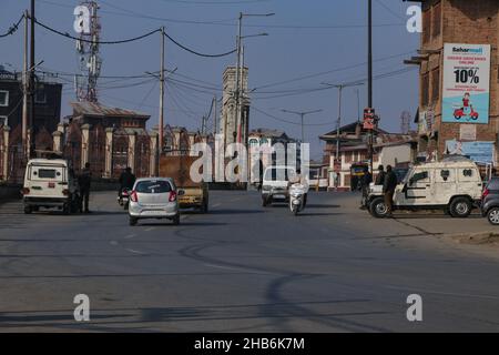 Kashmir, India. 17th Dic 2021. 17 dicembre 2021, Srinagar, Jammu e Kashmir, India: Le forze di sicurezza si levano in piedi e sorvegliano la strada di fronte alla grande moschea come la sua porta che rimane bloccato il Venerdì a Srinagar, indiano controllato Kashmir. Per i musulmani del Kashmiri è un luogo sacro per le preghiere del venerdì e un luogo in cui possono alzare la voce per i diritti politici. Negli ultimi 15 anni, è stata soggetta a divieti e blocchi periodici da parte dei successivi governi indiani. Ma le attuali restrizioni sono le più severe da quando la regione è stata divisa tra India e Pakistan dopo le due nazioni Foto Stock