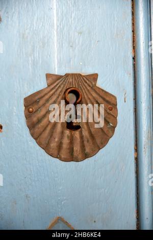 St.James's cuoio capelluto, grande cuoio capelluto (Pecten jacobaeus), cappella di Saint-Jacques, serratura porta a forma di un cuoio capelluto , Francia, Bretagna, Dipartimento Foto Stock