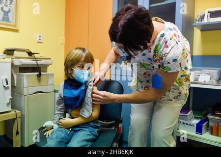 Ostrava, Repubblica Ceca. 17th Dic 2021. La vaccinazione contro il COVID-19 per i bambini di età compresa tra 5-11 anni è iniziata presso l'Ostrava City Hospital, Repubblica Ceca, il 17 dicembre 2021. Credit: Jaroslav Ozana/CTK Photo/Alamy Live News Foto Stock