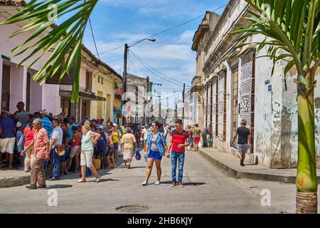 Independence Street nel centro della città di Santa Clara, Cuba, Santa Clara, Villa Clara Foto Stock