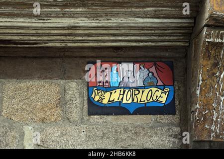 nome della strada segno 'Rue de l'Horloge', strada dell'Orologio, in una vecchia casa a graticcio nella città vecchia di Dinan , Francia, Bretagna, Dipartimento Foto Stock