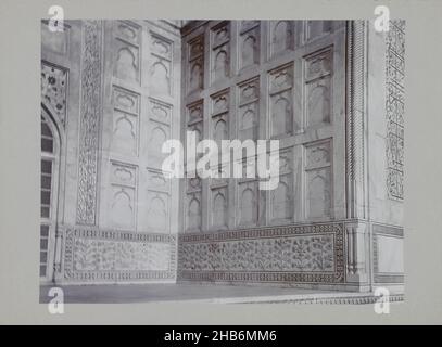 Muro accanto alla porta del Taj Mahal, anonimo, Agra, c. 1895 - c. 1915, carta, cartone, altezza 212 mm x larghezza 269 mm altezza 244 mm x larghezza 329 mm Foto Stock