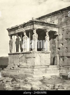 Veduta dei Cariatidi vicino all'Erechtheion sull'Acropoli nel Athens31 C. Caryatide portico (titolo sull'oggetto), sconosciuto, Athene, c.. 1895 - c. 1915, supporto fotografico, carta, collotipo, altezza 280 mm x larghezza 218 mm altezza 328 mm x larghezza 239 mm Foto Stock