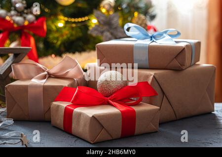 Regali e decorazioni sullo sfondo di un albero di Natale. Vista laterale, primo piano. Foto Stock