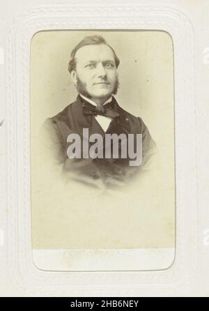 Studio ritratto di un uomo con basette e un grande arco cravatta, I.H. Hoffmeister, (menzionato in oggetto), Leiden, c.. 1863 - c. 1866, carta, cartone, stampa albume, altezza 80 mm x larghezza 54 mm, altezza 296 mm x larghezza 225 mm Foto Stock