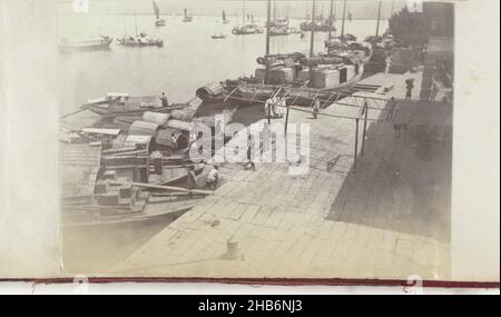 Vista sul porto in una città cinese, anonima, Cina, c.. 1879 - c. 1890, carta, stampa albume, altezza 105 mm x larghezza 154 mm altezza 345 mm x larghezza 265 mm Foto Stock