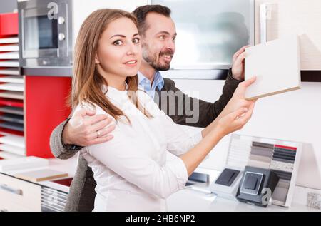Coppia materiale di scelta per mobili da cucina Foto Stock