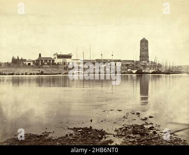 Vista della città e del porto di una città cinese, nel porto sono tradizionali barche asiatiche e barche a vela. Alla testa del hanno n è una torre., anonimo, Cina, c. 1879 - c. 1890, carta, stampa albume, altezza 204 mm x larghezza 260 mm altezza 345 mm x larghezza 265 mm Foto Stock