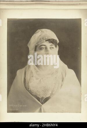 Ritratto di una donna turca velata, No 453 Femme Turque voilee (titolo sull'oggetto), G. Lekegian (menzionato sull'oggetto), Turkije, c.. 1880 - c. 1900, supporto fotografico, stampa albume, altezza 277 mm x larghezza 216 mm altezza 277 mm x larghezza 367 mm Foto Stock