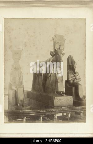 Statue egizie di iside, osiride e Hathor in un museo, Iside, Vache Hathor &amp; Roi Psamitik (dinastia del 30th), Osiride n. 219 (titolo in oggetto), anonimo (menzionato in oggetto), Egypte, c.. 1880 - c. 1900, supporto fotografico, stampa albume, altezza 275 mm x larghezza 215 mm altezza 277 mm x larghezza 367 mm Foto Stock