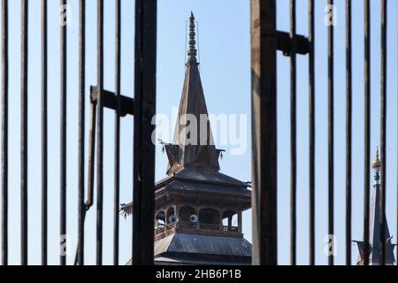 Kashmir, India. 17th Dic 2021. 17 dicembre 2021, Srinagar, Jammu e Kashmir, India: Una vista di Jamia Masjid del Kashmir, o la grande moschea come la sua porta che rimane bloccato il Venerdì a Srinagar, indiano controllato Kashmir. Per i musulmani del Kashmiri è un luogo sacro per le preghiere del venerdì e un luogo in cui possono alzare la voce per i diritti politici. Negli ultimi 15 anni, è stata soggetta a divieti e blocchi periodici da parte dei successivi governi indiani. Ma le attuali restrizioni sono le più severe da quando la regione è stata divisa tra India e Pakistan dopo che le due nazioni hanno guadagnato l'indipendenza Foto Stock