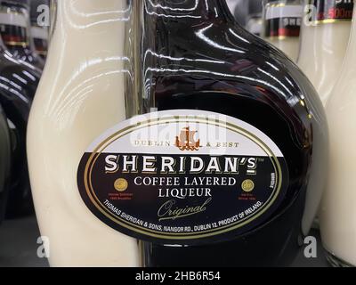 Bottiglia di Sheridan's liquore Foto stock - Alamy