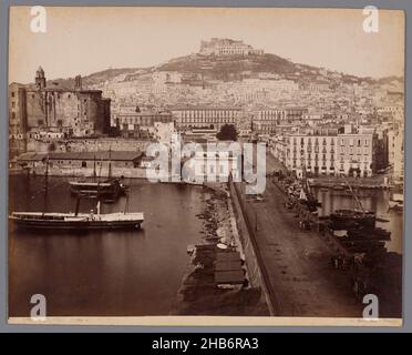 Veduta di Napoli e Castel Sant'Elmo, Panorama dal Molo (titolo su oggetto), Napoli (titolo su oggetto), Panorama sul molo (il Molo) e il Golfo di Napoli. La città è molto aperta in lontananza. Navi in acqua, carrozze trainate da cavalli lungo il viale, Giorgio Sommer (citato in oggetto), Napoli, 1857 - 1914, carta, cartone, stampa albume, altezza 205 mm x larghezza 258 mm Foto Stock