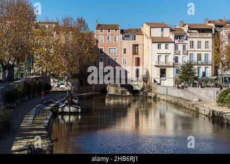 Case galleggianti e capanne del mercato di Natale sul Canal de la Robine a Narbonne, Francia Foto Stock