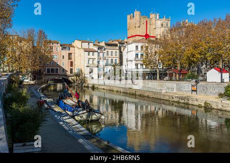 Case galleggianti e capanne del mercato di Natale sul Canal de la Robine a Narbonne, Francia Foto Stock