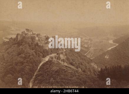 Rovine di Bourscheid e Sauerthal, Renania-Palatinato, Germania, Vista dall'alto di paesaggio boscoso e collinare con una montagna con una ruina castello [Burg Bourscheid?, Léon & Lévy (menzionato sull'oggetto), c. 1880 - c. 1910, supporto fotografico, carta, stampa albume, altezza 118 mm x larghezza 178 mm altezza 325 mm x larghezza 428 mm Foto Stock