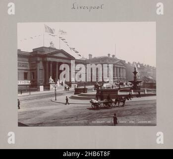 Walker Art Gallery and Session House, William Brown Street, Liverpool, Inghilterra, Vista di una piazza con fontana, sulla sinistra di fronte ad un edificio classicista (Walker Art Gallery), accanto ad esso, più a destra nella foto: County Sessions House., anonymous, c.. 1880 - c. 1910, carta, cartone, altezza 152 mm, larghezza 204 mm, altezza 230 mm, larghezza 269 mm Foto Stock